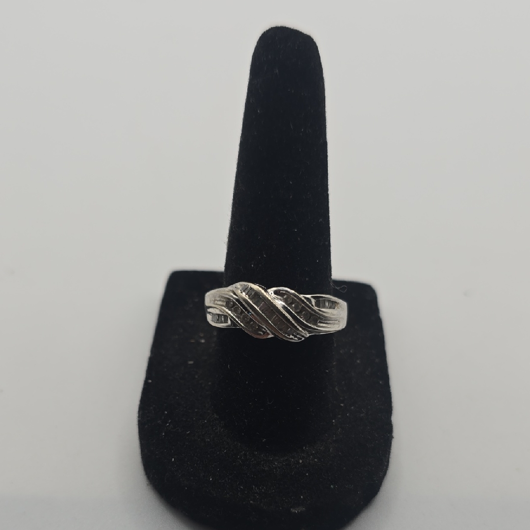 10k White Gold Crystal Twisted Band Ring